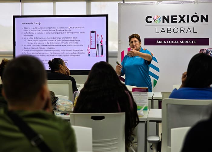 Grupo de personas en capacitación con Conexión Laborar área sureste