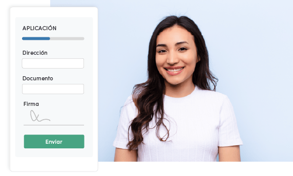 Joven latina sonriendo, con una imagen de la aplicación a su izquierda