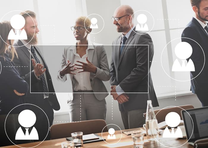 Grupo de colaboradores en una reunion